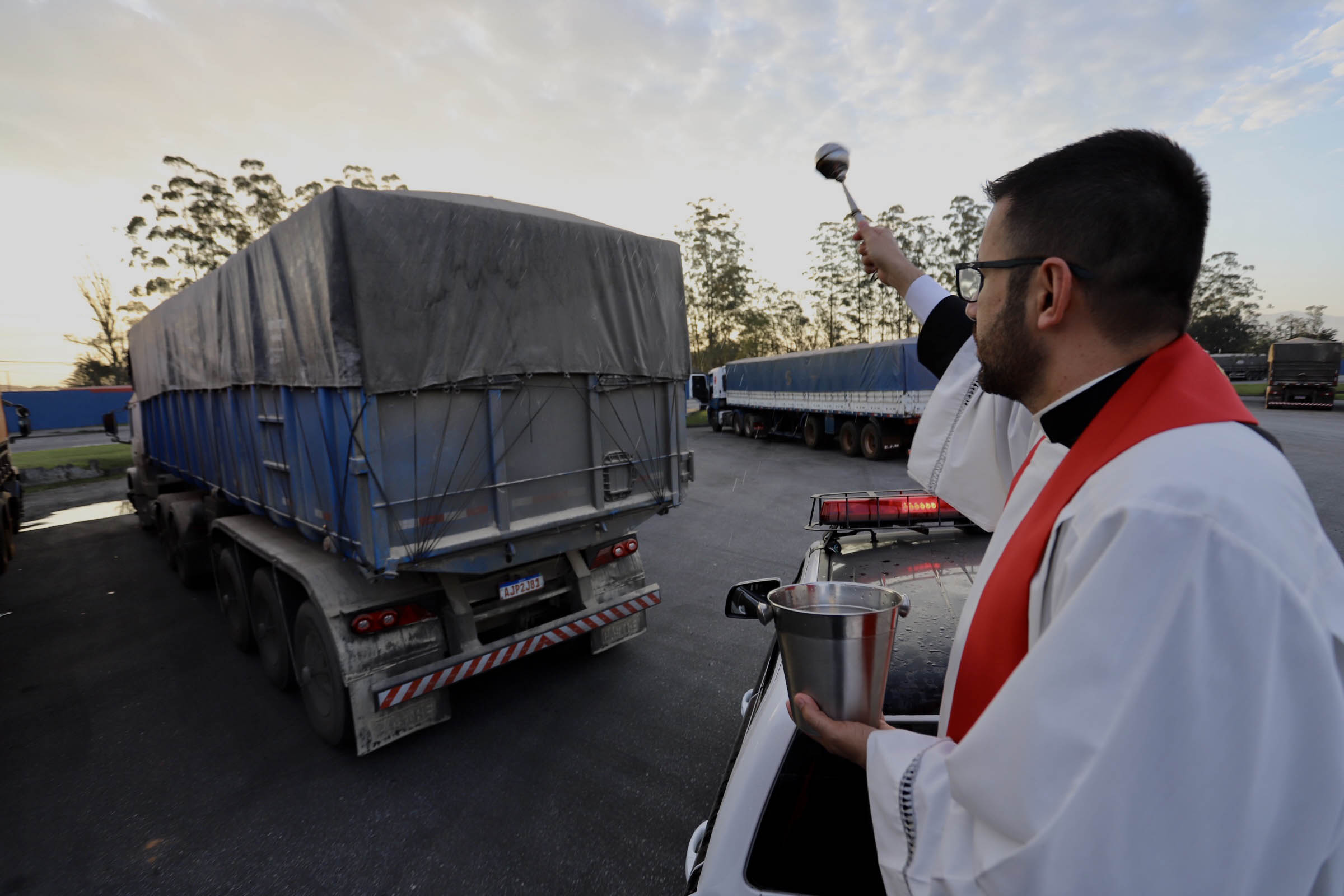 No Porto de Paranaguá, caminhoneiros recebem a bênção de São Cristóvão