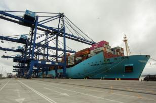 Portêineres chegam neste domingo (28) ao porto de Paranaguá. Os equipamentos, que vêm montados no navio, devem ampliar em 33% a produtividade das operações de carga conteinerizadas pelo porto parananense.