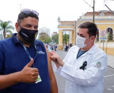 Antonina, Paranaguá e São José dos Pinhais foram os municípios contemplados com as doses. O secretário de Estado da Saúde, Beto Preto, acompanhou o início da imunização destes profissionais no Centro de Vacinação de Paranaguá.