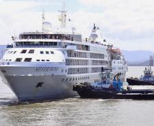 Apesar da curta parada, os 224 passageiros do luxuoso navio Silver Wind desembarcaram para conhecer os atrativos turísticos de Morretes e Paranaguá. Previsão é que chegada de grandes navios envolva até 50.000 pessoas, a partir de novembro.
