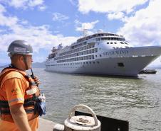 Apesar da curta parada, os 224 passageiros do luxuoso navio Silver Wind desembarcaram para conhecer os atrativos turísticos de Morretes e Paranaguá. Previsão é que chegada de grandes navios envolva até 50.000 pessoas, a partir de novembro.