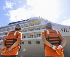Apesar da curta parada, os 224 passageiros do luxuoso navio Silver Wind desembarcaram para conhecer os atrativos turísticos de Morretes e Paranaguá. Previsão é que chegada de grandes navios envolva até 50.000 pessoas, a partir de novembro.