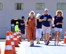 Apesar da curta parada, os 224 passageiros do luxuoso navio Silver Wind desembarcaram para conhecer os atrativos turísticos de Morretes e Paranaguá. Previsão é que chegada de grandes navios envolva até 50.000 pessoas, a partir de novembro.