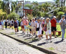 Apesar da curta parada, os 224 passageiros do luxuoso navio Silver Wind desembarcaram para conhecer os atrativos turísticos de Morretes e Paranaguá. Previsão é que chegada de grandes navios envolva até 50.000 pessoas, a partir de novembro.