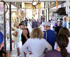 Apesar da curta parada, os 224 passageiros do luxuoso navio Silver Wind desembarcaram para conhecer os atrativos turísticos de Morretes e Paranaguá. Previsão é que chegada de grandes navios envolva até 50.000 pessoas, a partir de novembro.