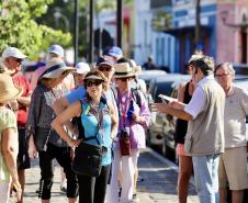 Apesar da curta parada, os 224 passageiros do luxuoso navio Silver Wind desembarcaram para conhecer os atrativos turísticos de Morretes e Paranaguá. Previsão é que chegada de grandes navios envolva até 50.000 pessoas, a partir de novembro.