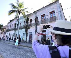 Apesar da curta parada, os 224 passageiros do luxuoso navio Silver Wind desembarcaram para conhecer os atrativos turísticos de Morretes e Paranaguá. Previsão é que chegada de grandes navios envolva até 50.000 pessoas, a partir de novembro.