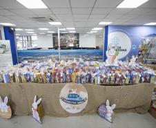 Portos do Paraná entrega primeiros kits da campanha Páscoa para Todos