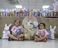 Portos do Paraná entrega primeiros kits da campanha Páscoa para Todos