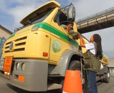 Porto de Paranaguá adere ao Maio Amarelo e promove campanha com caminhoneiros