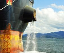 Porto de Paranaguá monitora a água de lastro de 80% dos navios