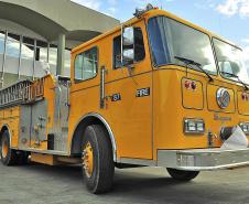 Caminhões de bombeiro antigos para coleção chegam ao Brasil pelo Porto de Paranaguá