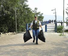 Porto de Paranaguá recolhe 80 quilos de resíduos das áreas de mangue 