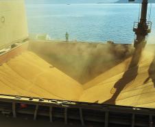 Porto de Paranaguá fecha o mês de agosto com recorde histórico no carregamento de grãos