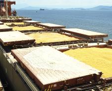 A três meses do final do ano, Porto de Paranaguá já bateu recorde anual de exportação de soja
