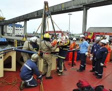 Porto de Paranaguá é palco de simulação de emergência em rebocadores