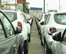 Paranaguá recebe volume inédito de veículos para exportação