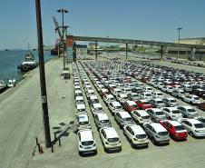 Paranaguá recebe volume inédito de veículos para exportação