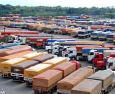 Mais de 400 mil caminhões descarregaram em 2017 no Porto de Paranaguá sem formar filas
