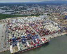 Tempo de espera dos navios nos Portos do Paraná diminui 46%