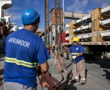 Todos os dias, em média, mais de quatro mil pessoas chegam para trabalhar no Porto de Paranaguá. São funcionários da empresa pública, servidores das empresas operadoras portuárias, motoristas, prestadores de serviços e trabalhadores portuários avulsos, os chamados TPAs. 