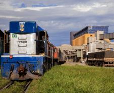 A quantidade de cargas transportadas por trem até os Portos do Paraná cresceu 15%, entre janeiro e abril de 2019. Foram 3,2 milhões de toneladas movimentadas em 61 mil vagões.  No mesmo período de 2018, a ferrovia respondeu por 2,8 milhões de toneladas de carga, transportadas em 53 mil vagões.

 