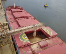 Carregamento recorde de 90 mil toneladas de farelo de soja em um único navio graneleiro reafirma a capacidade operacional do Corredor de Exportação do porto paranaense. 