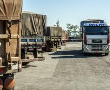 Empresa pública Portos do Paraná consegue dar conta do alto fluxo de caminhões, com segurança e tranquilidade. Sistema opera integrada tanto no recebimento dos veículos quanto nos terminais para descarga.