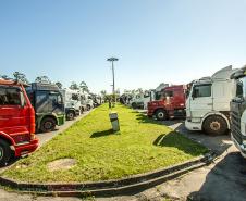 Empresa pública Portos do Paraná consegue dar conta do alto fluxo de caminhões, com segurança e tranquilidade. Sistema opera integrada tanto no recebimento dos veículos quanto nos terminais para descarga.