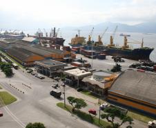 A movimentação de mercadorias no Porto de Paranaguá somou 27,1 milhões de toneladas de janeiro a agosto de 2011, com aumento de 5,8% sobre a movimentação de cargas no mesmo período de 2010. 