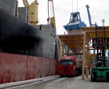 Em 2010, até outubro, foram movimentadas pelo Porto de Antonina apenas 20 mil toneladas de mercadorias. O volume movimentado este ano, portanto, é 816% superior. Além de fertilizantes, o terminal também movimenta cargas de açúcar, contêineres e carga geral.