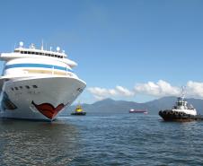 O Porto de Paranaguá recebeu hoje o navio de cruzeiros de bandeira alemã Aida Cara. Um grupo de 1.300 passageiros alemães, austríacos e suíços aportará na primeira de quatro paradas previstas pela companhia Aida Cruises no litoral paranaense durante a temporada 2011-2012.