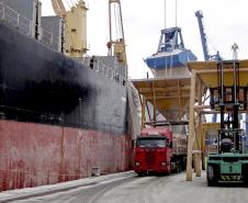 A movimentação de mercadorias pelos portos de Paranaguá e Antonina já ultrapassou o recorde histórico de 2007. A um mês do final do ano, já foram movimentadas mais de 38 milhões de toneladas de mercadorias e a expectativa é que até o final do mês, a Appa movimente 41 milhões de toneladas de produtos.