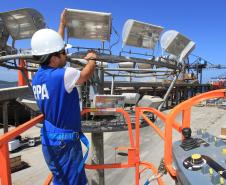 A Appa está fazendo também a manutenção em todo o sistema de iluminação do Porto de Paranaguá. Foram cerca de R$ 100 mil em investimentos para recuperar e fazer a manutenção em mais de 1800 pontos de iluminação ao longo da área do cais e retro-área portuária.