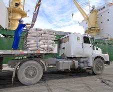 A exportação de açúcar  fechou o ano em alta de 13%, totalizando 4 milhões de toneladas movimentadas. 