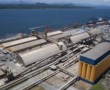 Os portos de Paranaguá e Antonina fecharam o ano de 2011 com 41 milhões de toneladas de cargas movimentadas. O volume é o maior registrado na história dos portos e, no comparativo com o ano de 2010, registrou um crescimento de 8%.