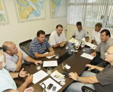 Secretários de Estado e dirigentes de órgãos do governo estiveram reunidos nesta sexta-feira (24), no Porto de Paranaguá, depois de fazer um giro pelo Litoral, para discutir propostas e projetos nas áreas de infraestrutura, turismo, meio ambiente e desenvolvimento urbano da região.  