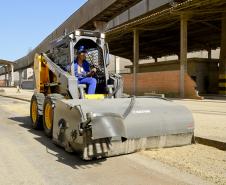 Uma das máquinas está trabalhando exclusivamente no Silão, para recolher resíduos das operações de transporte e descarga de grãos.