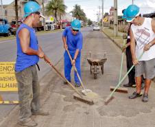 Tem ainda, um grupo de 80 pessoas, que é responsável por fazer a manutenção da limpeza das ruas no entorno do porto.