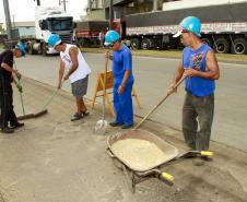 Tem ainda um grupo de 80 pessoas, que é responsável por fazer a manutenção da limpeza das ruas no entorno do porto.