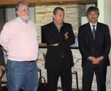 O diretor empresarial da APPA, Lourenço Fregonese e o diretor superintendente do TCP, Juarez Moraes e Silva, recebem o presidente da Sumitomo Rubber no Brasil, Ippei Oda.
