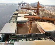 De janeiro a junho deste ano, o Porto de Paranaguá movimentou mais de 20,7 milhões de toneladas de cargas. Desse total, mais de 14,6 milhões de toneladas é de granéis sólidos. E o maior volume, mais de cinco milhões, é da soja. 