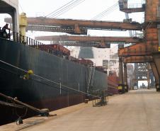 No acumulado de janeiro a julho, os portos paranaenses escoaram 24,6 milhões de toneladas de produtos. Os granéis sólidos exportados correspondem à metade do total movimentado.