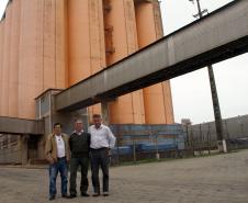 A Faep integra 184 sindicatos rurais, dos quais os agricultores que visitaram o porto são presidentes ou diretores. A maioria dos produtores que estiveram em Paranaguá, nesta sexta-feira, produz soja e milho. Porém, também havia cafeicultores e produtores de mandioca. Ao todo, no Paraná, são quase 350 mil produtores rurais.	