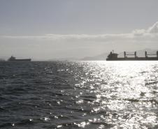 Muitos navios que estão ao largo no Porto de Paranaguá, aguardando a vez para a atracação, não têm carga consolidada para ser carregada a bordo dos navios. 