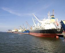 A movimentação de mercadorias dos portos de Paranaguá e Antonina fechou o mês de setembro com alta de 7%. De janeiro a setembro, foram movimentadas pelos portos do Paraná 33,9 milhões de toneladas de produtos, contra 31,6 milhões de toneladas no mesmo período de 2011. 