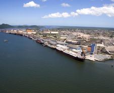 Portos paranaenses fecham 2012 com 44 milhões de toneladas movimentadas.