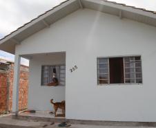 As novas residências, na Vila Porto Seguro, têm 52 metros quadrados de área com três quartos, cozinha, banheiro e sala. Os cômodos foram entregues com todos os acabamentos. De acordo com a Cohapar, essas casas são maiores que as populares que a companhia geralmente constrói - que medem entre 35 e 48 metros quadrados.