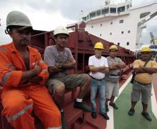 Cerca de 400 trabalhadores portuários avulsos (TPAs) que responderam à chamada do turno das 7h às 13h, no Porto de Paranaguá, cruzaram os braços na manhã desta sexta-feira (22)