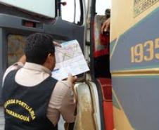 Com a ajuda de oito agentes da PRF da região, Guardas Portuários entregam aos caminhoneiros os folders da Operação Safra.